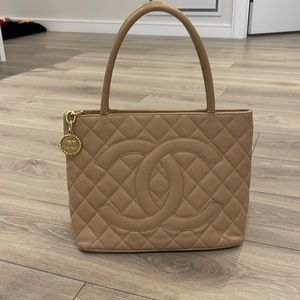 Chanel Tan Medallion Tote ( 9130533)